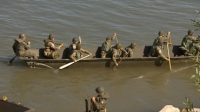 Tientallen soldaten spelen Waaloversteek na