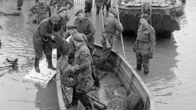 De Betuwe onder water, het Manneneiland wordt geëvacueerd