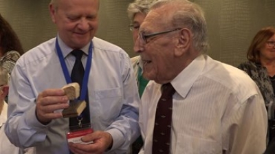 Tranen en een glimlach: veteranen krijgen stukje hotel