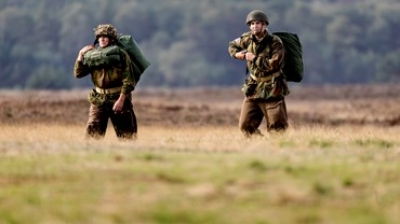 In beeld: veteranen, parachutisten en vliegtuigen