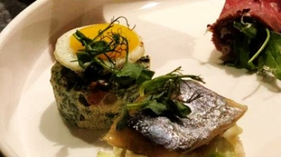 Taartje van spinazie met feta, zontomaat en pijnboompitten en een gebakken kwartelei.