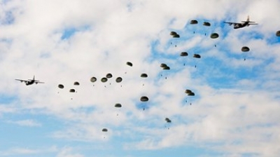 Prins Charles en prinses Beatrix naar Airborne-herdenking in Ede