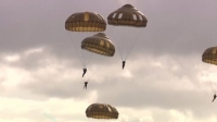 VIDEO | Ruim 1000 parachutisten maken herdenkingssprong
