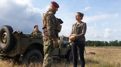 VIDEO | Parachutist springt met as overleden Market Garden-veteraan