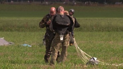 VIDEO | Arnhemse burgemeester Marcouch maakt herdenkingssprong