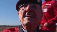 VIDEO | 'Ik heb het gedaan!' Sandy na 75 jaar weer aan parachute boven Ginkelse Heide
