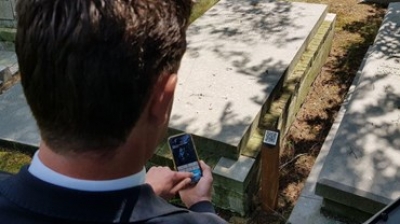 Nieuwtje op de begraafplaats: QR-codes op de grafsteen