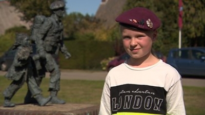 Kiki (9) krijgt eerste speldje van motorrijdende veteranen