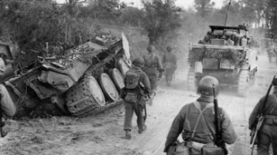 Amerikaanse doden door eigen bommen; in Normandië wordt gehakt en vallen spaanders