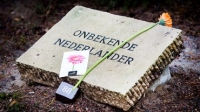 Minister De Jonge herdenkt oorlogsdoden met krans op Nationaal Ereveld Loenen